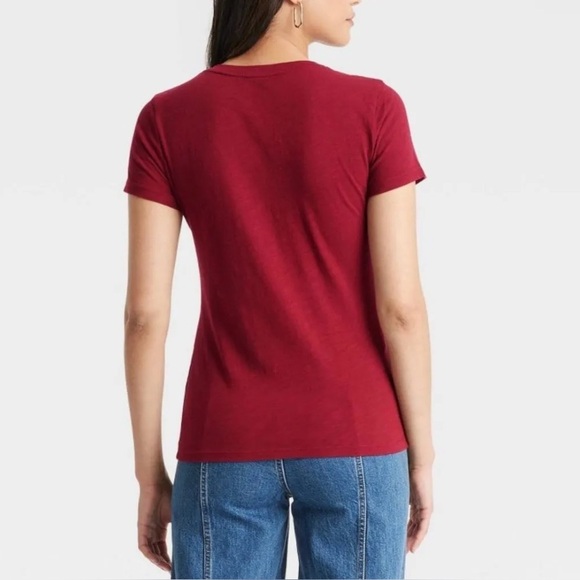 Universal Thread Women's Short Sleeve V-Neck T-Shirt Maroon NEW - Picture 3 of 4